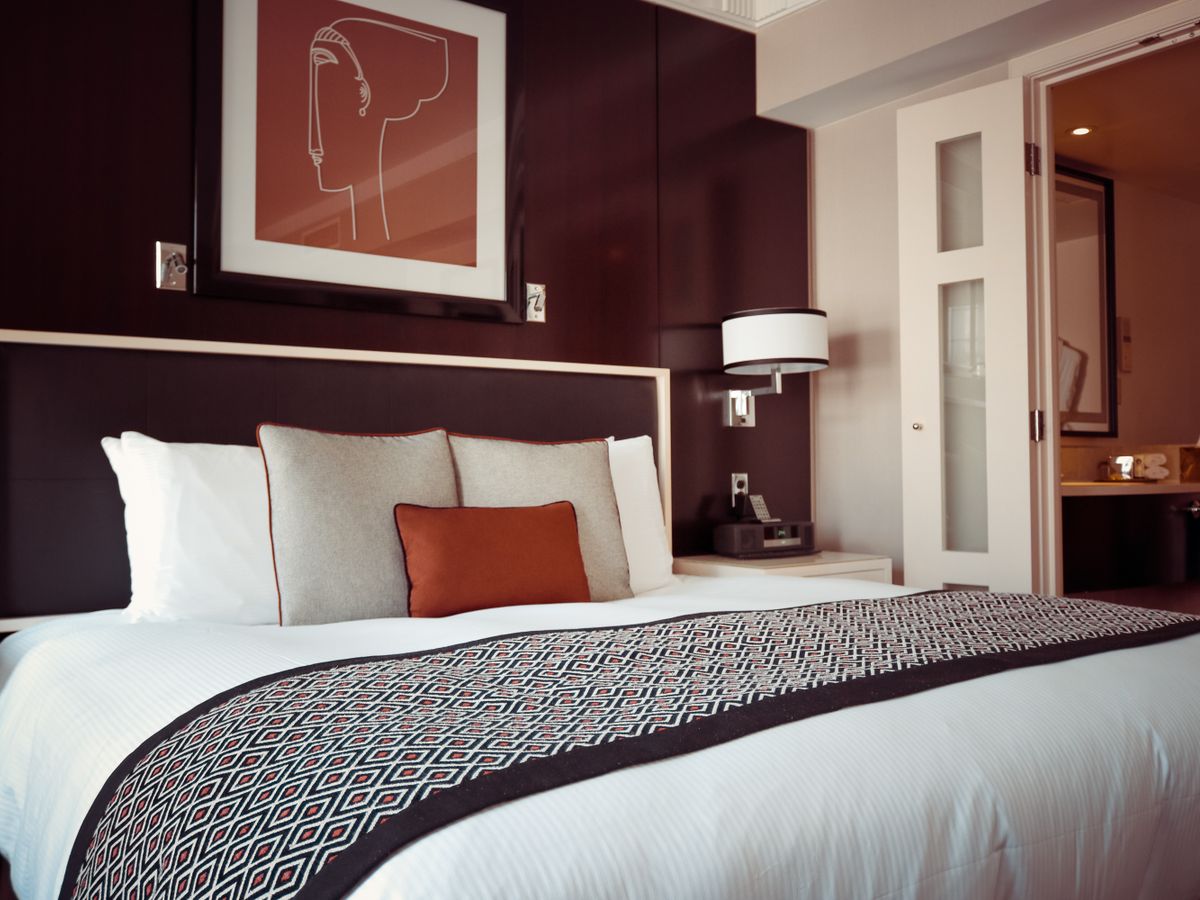 Standard queen room with desk